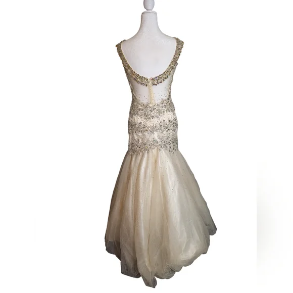 Tony Bowls Ivory V-Neck Trumpet Mermaid Beaded Gown Style number TB11606 Sz 8 - Picture 5 of 12